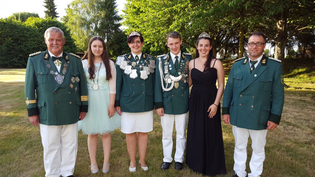 v.l.n.r.: Brudermeister Franz Becker, Schülerprinzessin Nadine Dexheimer, Königin Christina Hambach, Jungschützenprinzenpaar Tim Heinrichs und Alina Schorn, stellv. Brudermeister Marc-Christopher Tillmann